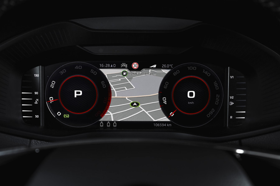 Škoda Karoq 1.5 TSI ACT Sportline Business 150 PK | Dig. Cockpit | Adapt. Cruise | Winterpakket | PDC | Camera | NAV + App. Connect | ECC | Elek. Trekhaak | LM 19" |
