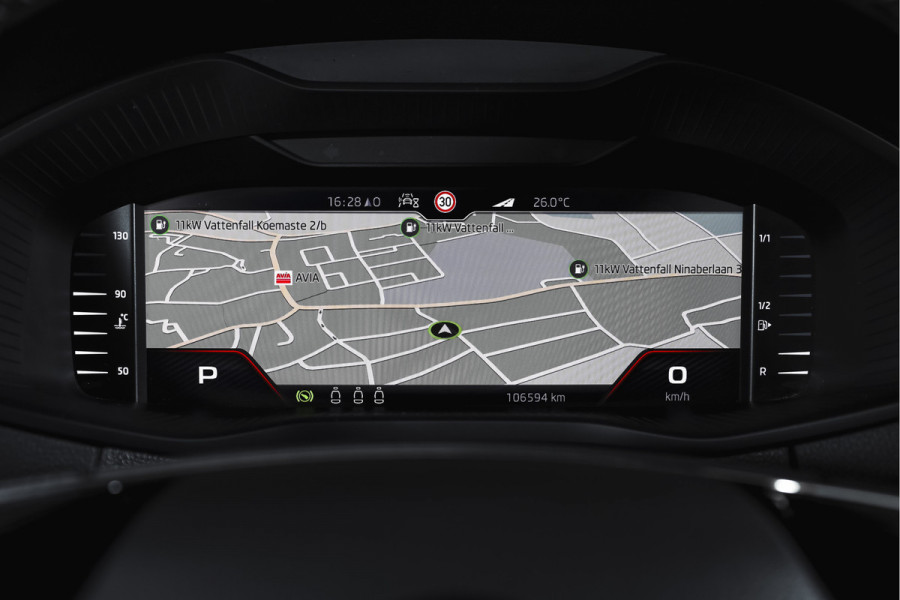 Škoda Karoq 1.5 TSI ACT Sportline Business 150 PK | Dig. Cockpit | Adapt. Cruise | Winterpakket | PDC | Camera | NAV + App. Connect | ECC | Elek. Trekhaak | LM 19" |