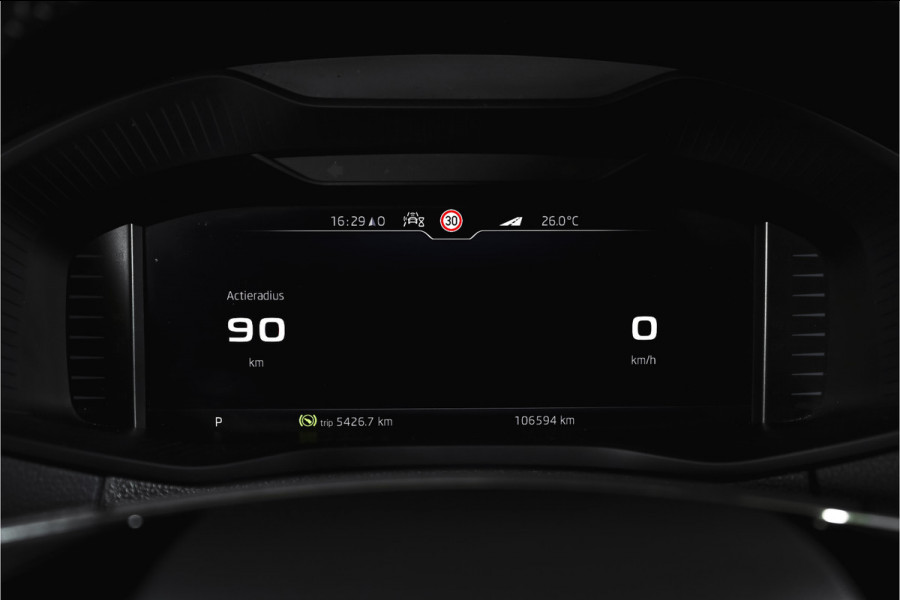 Škoda Karoq 1.5 TSI ACT Sportline Business 150 PK | Dig. Cockpit | Adapt. Cruise | Winterpakket | PDC | Camera | NAV + App. Connect | ECC | Elek. Trekhaak | LM 19" |
