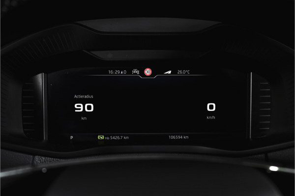 Škoda Karoq 1.5 TSI ACT Sportline Business 150 PK | Dig. Cockpit | Adapt. Cruise | Winterpakket | PDC | Camera | NAV + App. Connect | ECC | Elek. Trekhaak | LM 19" |