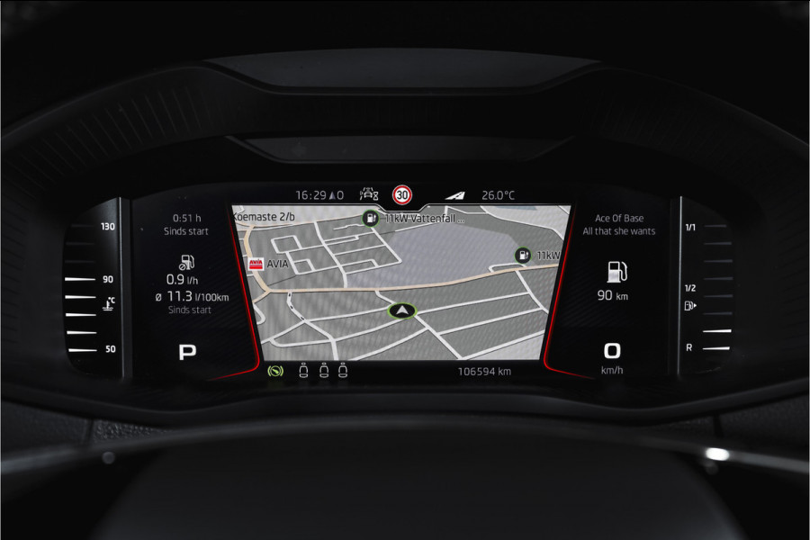 Škoda Karoq 1.5 TSI ACT Sportline Business 150 PK | Dig. Cockpit | Adapt. Cruise | Winterpakket | PDC | Camera | NAV + App. Connect | ECC | Elek. Trekhaak | LM 19" |