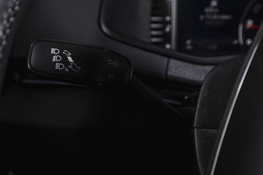 Škoda Karoq 1.5 TSI ACT Sportline Business 150 PK | Dig. Cockpit | Adapt. Cruise | Winterpakket | PDC | Camera | NAV + App. Connect | ECC | Elek. Trekhaak | LM 19" |