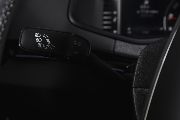 Škoda Karoq 1.5 TSI ACT Sportline Business 150 PK | Dig. Cockpit | Adapt. Cruise | Winterpakket | PDC | Camera | NAV + App. Connect | ECC | Elek. Trekhaak | LM 19" |