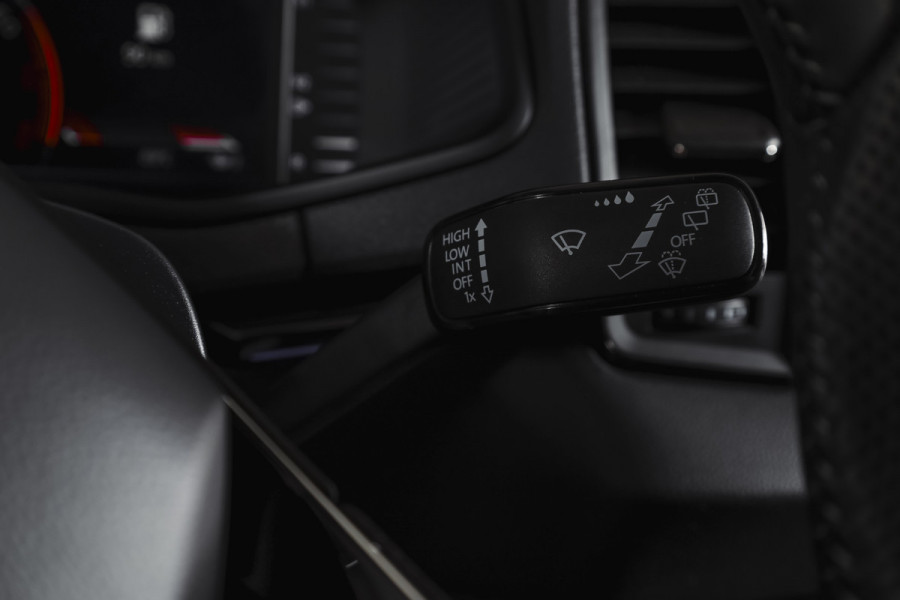 Škoda Karoq 1.5 TSI ACT Sportline Business 150 PK | Dig. Cockpit | Adapt. Cruise | Winterpakket | PDC | Camera | NAV + App. Connect | ECC | Elek. Trekhaak | LM 19" |