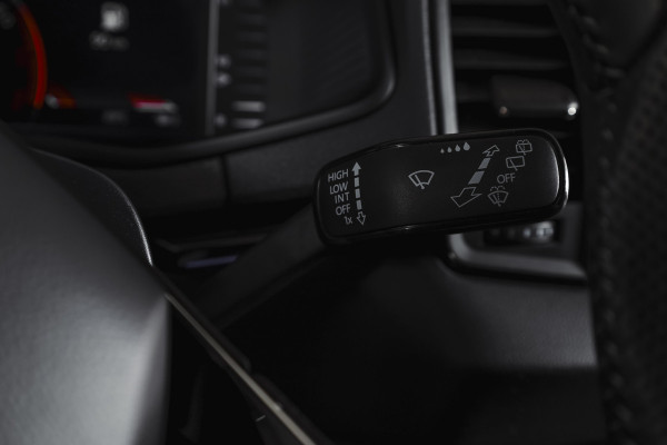 Škoda Karoq 1.5 TSI ACT Sportline Business 150 PK | Dig. Cockpit | Adapt. Cruise | Winterpakket | PDC | Camera | NAV + App. Connect | ECC | Elek. Trekhaak | LM 19" |