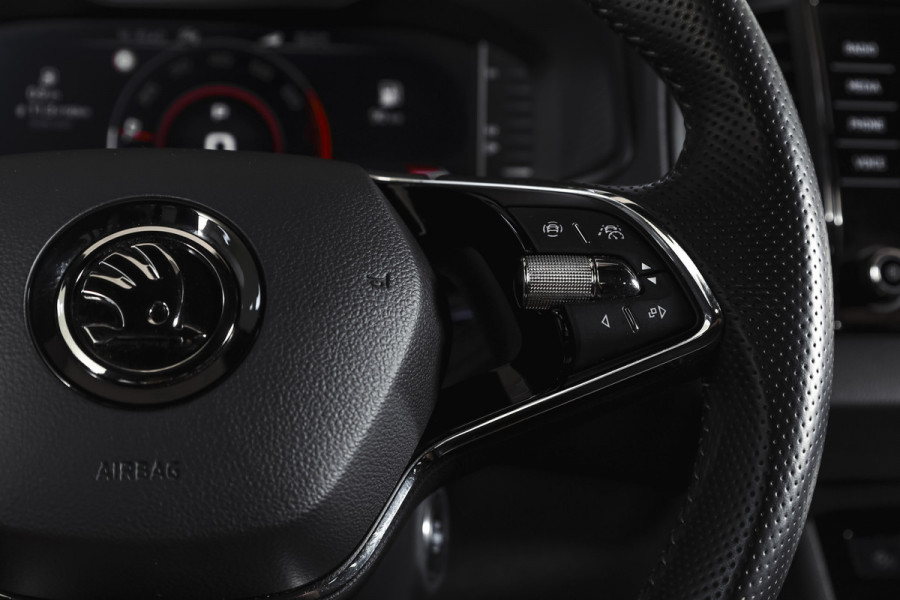 Škoda Karoq 1.5 TSI ACT Sportline Business 150 PK | Dig. Cockpit | Adapt. Cruise | Winterpakket | PDC | Camera | NAV + App. Connect | ECC | Elek. Trekhaak | LM 19" |
