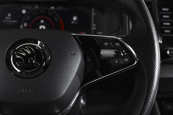 Škoda Karoq 1.5 TSI ACT Sportline Business 150 PK | Dig. Cockpit | Adapt. Cruise | Winterpakket | PDC | Camera | NAV + App. Connect | ECC | Elek. Trekhaak | LM 19" |