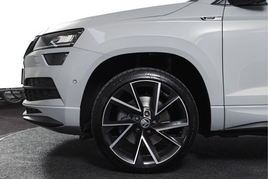 Škoda Karoq 1.5 TSI ACT Sportline Business 150 PK | Dig. Cockpit | Adapt. Cruise | Winterpakket | PDC | Camera | NAV + App. Connect | ECC | Elek. Trekhaak | LM 19" |