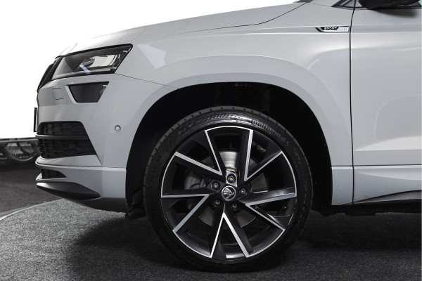 Škoda Karoq 1.5 TSI ACT Sportline Business 150 PK | Dig. Cockpit | Adapt. Cruise | Winterpakket | PDC | Camera | NAV + App. Connect | ECC | Elek. Trekhaak | LM 19" |