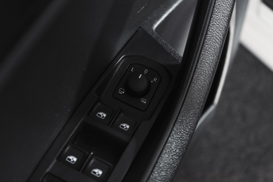 Škoda Karoq 1.5 TSI ACT Sportline Business 150 PK | Dig. Cockpit | Adapt. Cruise | Winterpakket | PDC | Camera | NAV + App. Connect | ECC | Elek. Trekhaak | LM 19" |