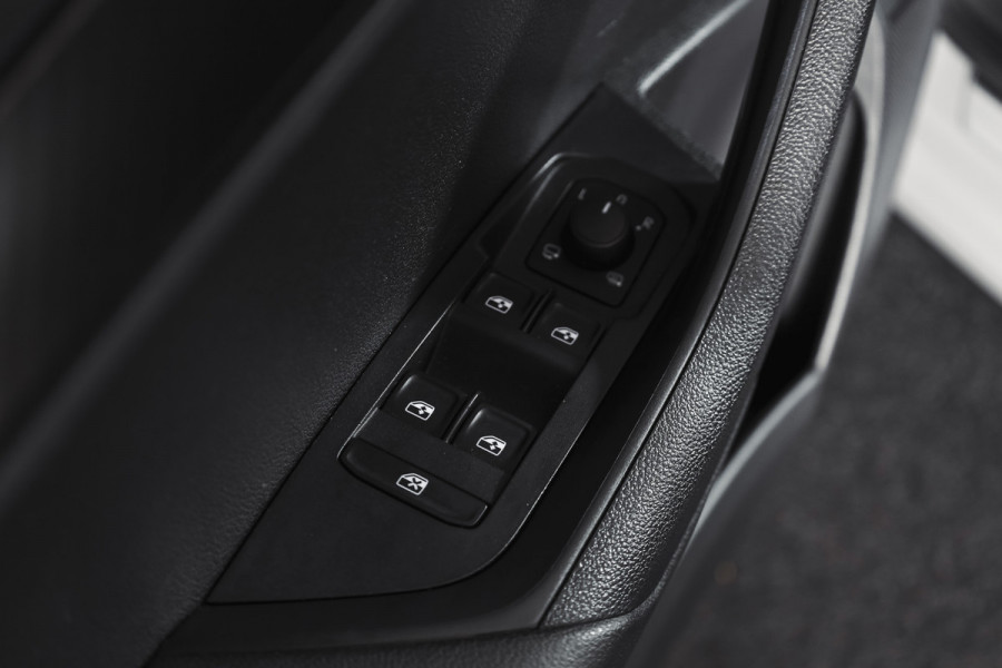 Škoda Karoq 1.5 TSI ACT Sportline Business 150 PK | Dig. Cockpit | Adapt. Cruise | Winterpakket | PDC | Camera | NAV + App. Connect | ECC | Elek. Trekhaak | LM 19" |