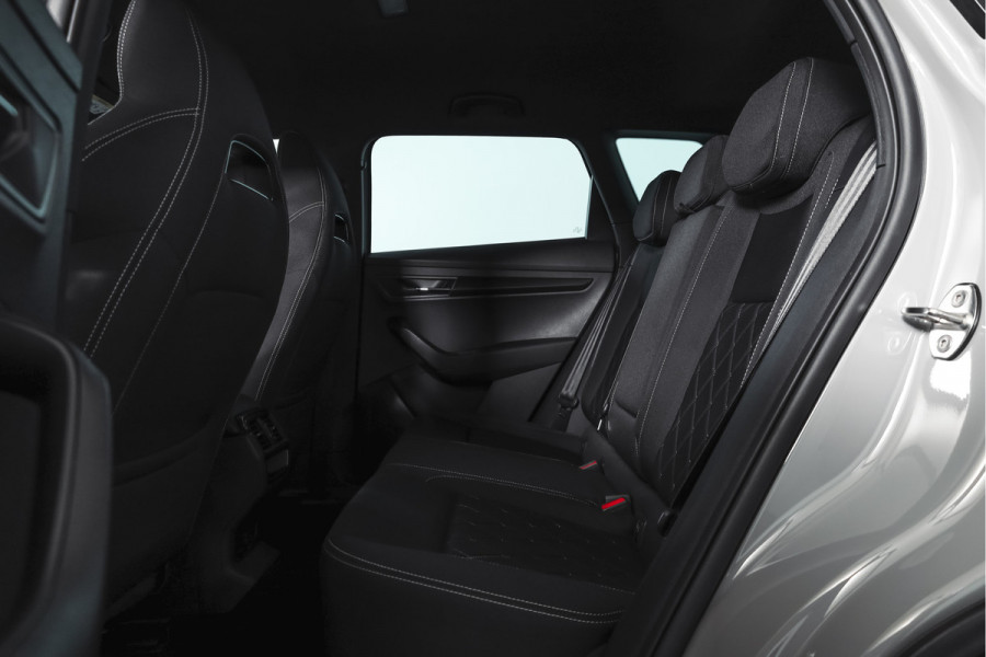 Škoda Karoq 1.5 TSI ACT Sportline Business 150 PK | Dig. Cockpit | Adapt. Cruise | Winterpakket | PDC | Camera | NAV + App. Connect | ECC | Elek. Trekhaak | LM 19" |