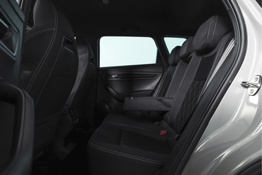 Škoda Karoq 1.5 TSI ACT Sportline Business 150 PK | Dig. Cockpit | Adapt. Cruise | Winterpakket | PDC | Camera | NAV + App. Connect | ECC | Elek. Trekhaak | LM 19" |