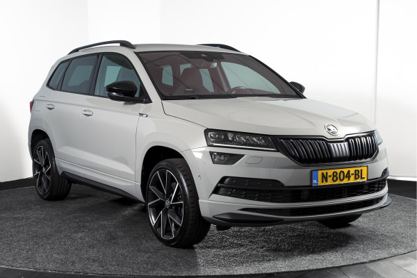 Škoda Karoq 1.5 TSI ACT Sportline Business 150 PK | Dig. Cockpit | Adapt. Cruise | Winterpakket | PDC | Camera | NAV + App. Connect | ECC | Elek. Trekhaak | LM 19" |