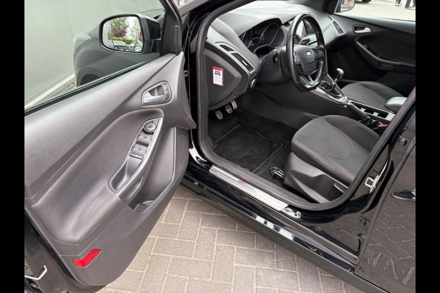 Ford Focus 125PK EcoB. ST-Line Trekhaak/Camera/Carplay-android/Navigatie/Cruise-control