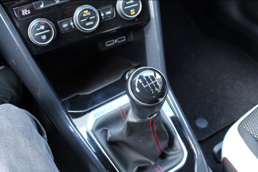 Volkswagen T-Roc 1.0 TSI 116pk Sport Trekhaak NL-Auto NAP