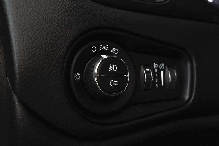 Jeep Renegade 1.6 E-Torq Night Eagle II 111PK | Cruise | PDC | NAV | ECC | DAB | LM 18" |
