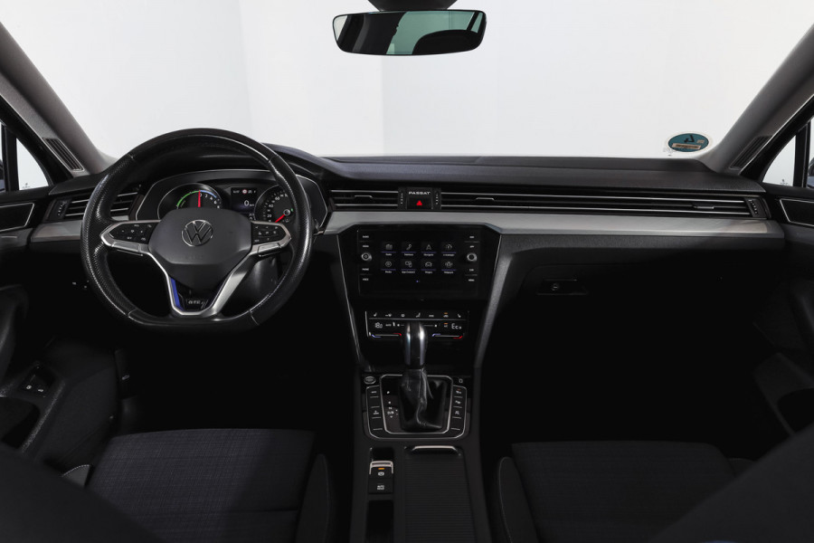 Volkswagen Passat Variant 1.4 TSI PHEV GTE Business Automaat | S/K-Panodak | Adapt. Cruise | Stoel-+Stuurverw. | PDC | 360 Camera | NAV + App. Connect | ECC | Elek. Trekhaak | Elek. Klep | LM 17" |