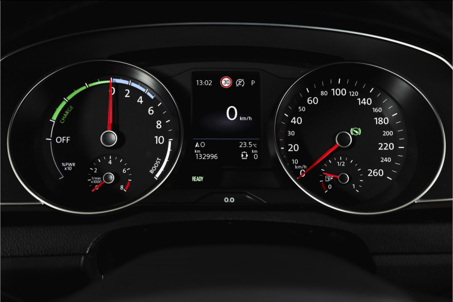 Volkswagen Passat Variant 1.4 TSI PHEV GTE Business Automaat | S/K-Panodak | Adapt. Cruise | Stoel-+Stuurverw. | PDC | 360 Camera | NAV + App. Connect | ECC | Elek. Trekhaak | Elek. Klep | LM 17" |