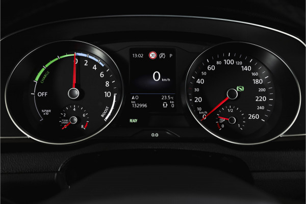 Volkswagen Passat Variant 1.4 TSI PHEV GTE Business Automaat | S/K-Panodak | Adapt. Cruise | Stoel-+Stuurverw. | PDC | 360 Camera | NAV + App. Connect | ECC | Elek. Trekhaak | Elek. Klep | LM 17" |