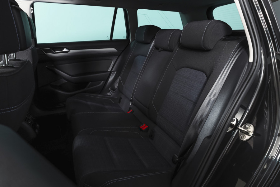 Volkswagen Passat Variant 1.4 TSI PHEV GTE Business Automaat | S/K-Panodak | Adapt. Cruise | Stoel-+Stuurverw. | PDC | 360 Camera | NAV + App. Connect | ECC | Elek. Trekhaak | Elek. Klep | LM 17" |