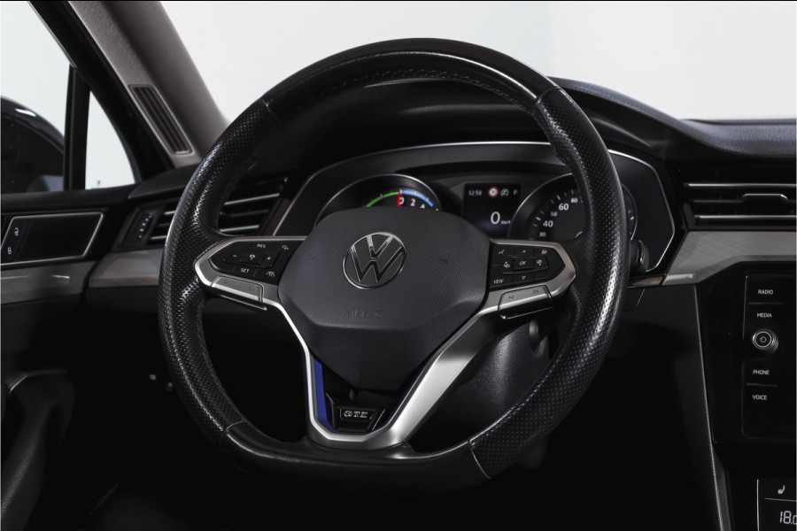 Volkswagen Passat Variant 1.4 TSI PHEV GTE Business Automaat | S/K-Panodak | Adapt. Cruise | Stoel-+Stuurverw. | PDC | 360 Camera | NAV + App. Connect | ECC | Elek. Trekhaak | Elek. Klep | LM 17" |