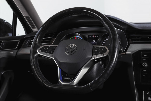 Volkswagen Passat Variant 1.4 TSI PHEV GTE Business Automaat | S/K-Panodak | Adapt. Cruise | Stoel-+Stuurverw. | PDC | 360 Camera | NAV + App. Connect | ECC | Elek. Trekhaak | Elek. Klep | LM 17" |