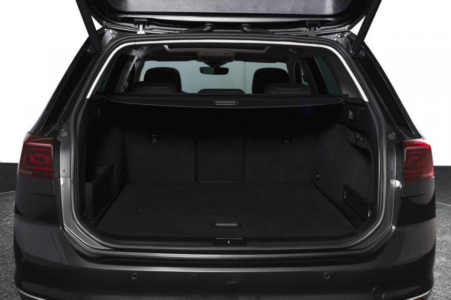 Volkswagen Passat Variant 1.4 TSI PHEV GTE Business Automaat | S/K-Panodak | Adapt. Cruise | Stoel-+Stuurverw. | PDC | 360 Camera | NAV + App. Connect | ECC | Elek. Trekhaak | Elek. Klep | LM 17" |