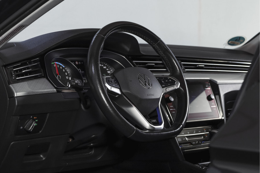 Volkswagen Passat Variant 1.4 TSI PHEV GTE Business Automaat | S/K-Panodak | Adapt. Cruise | Stoel-+Stuurverw. | PDC | 360 Camera | NAV + App. Connect | ECC | Elek. Trekhaak | Elek. Klep | LM 17" |