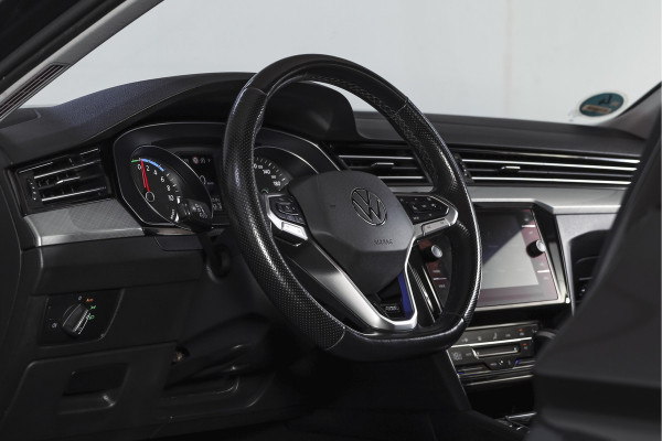 Volkswagen Passat Variant 1.4 TSI PHEV GTE Business Automaat | S/K-Panodak | Adapt. Cruise | Stoel-+Stuurverw. | PDC | 360 Camera | NAV + App. Connect | ECC | Elek. Trekhaak | Elek. Klep | LM 17" |
