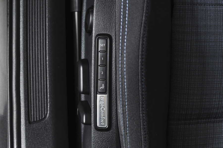 Volkswagen Passat Variant 1.4 TSI PHEV GTE Business Automaat | S/K-Panodak | Adapt. Cruise | Stoel-+Stuurverw. | PDC | 360 Camera | NAV + App. Connect | ECC | Elek. Trekhaak | Elek. Klep | LM 17" |