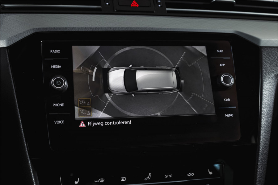 Volkswagen Passat Variant 1.4 TSI PHEV GTE Business Automaat | S/K-Panodak | Adapt. Cruise | Stoel-+Stuurverw. | PDC | 360 Camera | NAV + App. Connect | ECC | Elek. Trekhaak | Elek. Klep | LM 17" |