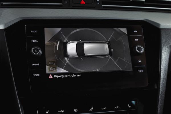 Volkswagen Passat Variant 1.4 TSI PHEV GTE Business Automaat | S/K-Panodak | Adapt. Cruise | Stoel-+Stuurverw. | PDC | 360 Camera | NAV + App. Connect | ECC | Elek. Trekhaak | Elek. Klep | LM 17" |