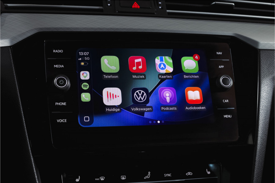 Volkswagen Passat Variant 1.4 TSI PHEV GTE Business Automaat | S/K-Panodak | Adapt. Cruise | Stoel-+Stuurverw. | PDC | 360 Camera | NAV + App. Connect | ECC | Elek. Trekhaak | Elek. Klep | LM 17" |