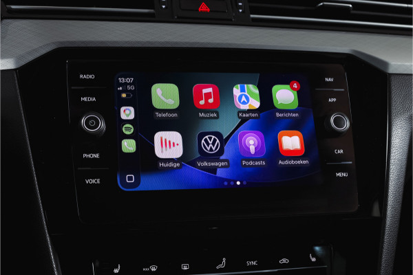 Volkswagen Passat Variant 1.4 TSI PHEV GTE Business Automaat | S/K-Panodak | Adapt. Cruise | Stoel-+Stuurverw. | PDC | 360 Camera | NAV + App. Connect | ECC | Elek. Trekhaak | Elek. Klep | LM 17" |