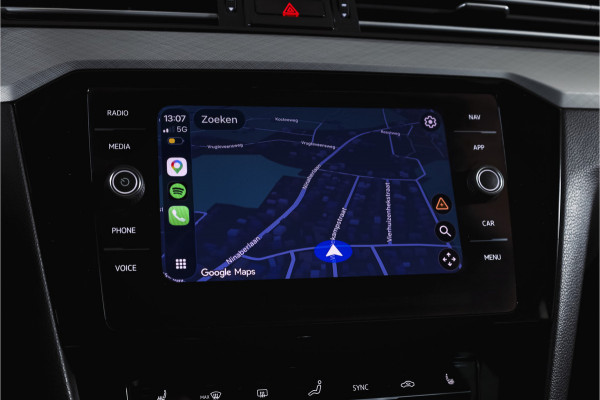 Volkswagen Passat Variant 1.4 TSI PHEV GTE Business Automaat | S/K-Panodak | Adapt. Cruise | Stoel-+Stuurverw. | PDC | 360 Camera | NAV + App. Connect | ECC | Elek. Trekhaak | Elek. Klep | LM 17" |