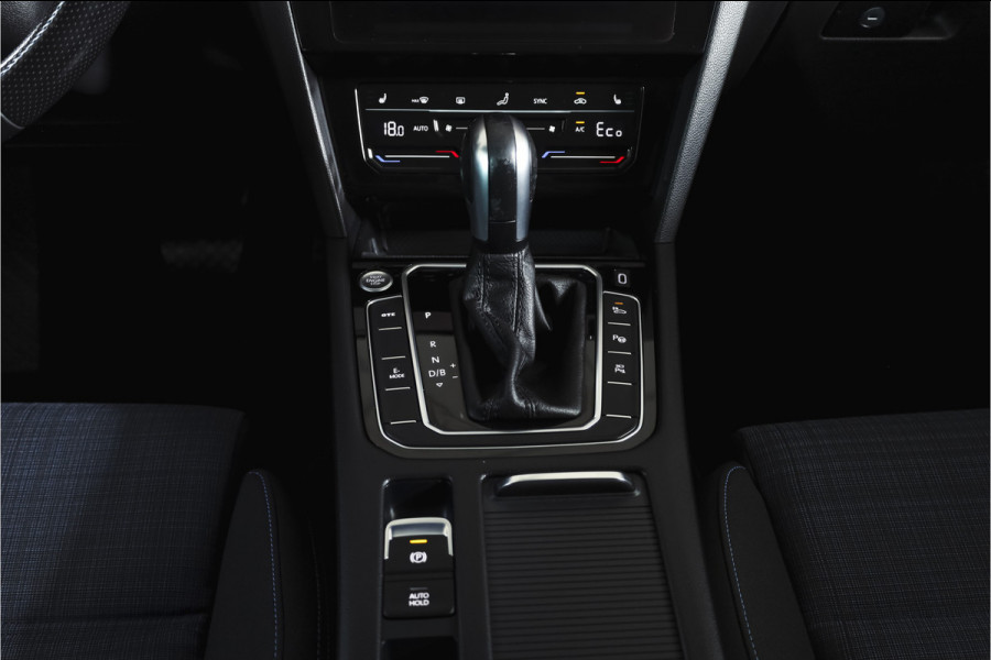 Volkswagen Passat Variant 1.4 TSI PHEV GTE Business Automaat | S/K-Panodak | Adapt. Cruise | Stoel-+Stuurverw. | PDC | 360 Camera | NAV + App. Connect | ECC | Elek. Trekhaak | Elek. Klep | LM 17" |
