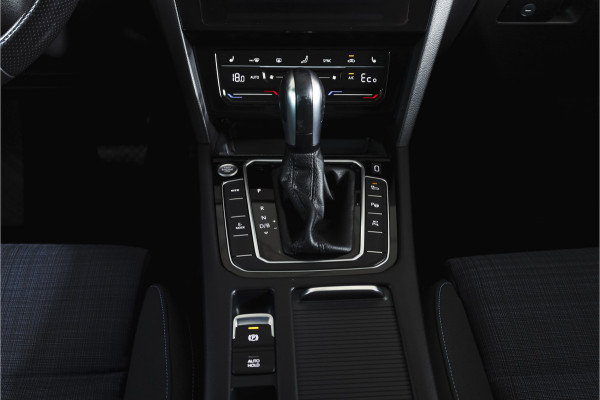 Volkswagen Passat Variant 1.4 TSI PHEV GTE Business Automaat | S/K-Panodak | Adapt. Cruise | Stoel-+Stuurverw. | PDC | 360 Camera | NAV + App. Connect | ECC | Elek. Trekhaak | Elek. Klep | LM 17" |