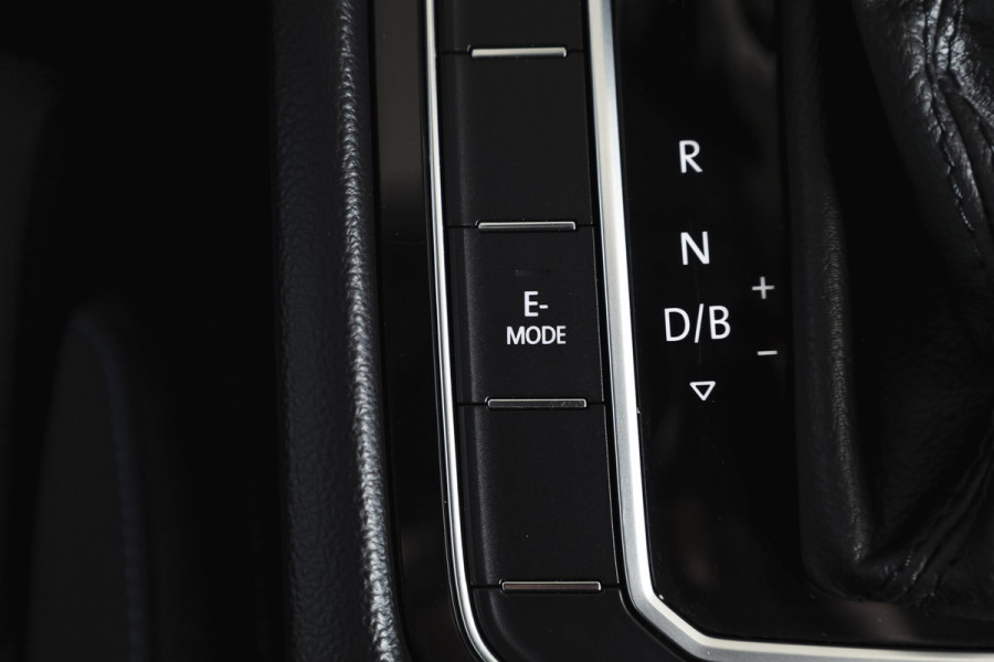 Volkswagen Passat Variant 1.4 TSI PHEV GTE Business Automaat | S/K-Panodak | Adapt. Cruise | Stoel-+Stuurverw. | PDC | 360 Camera | NAV + App. Connect | ECC | Elek. Trekhaak | Elek. Klep | LM 17" |