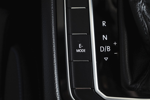 Volkswagen Passat Variant 1.4 TSI PHEV GTE Business Automaat | S/K-Panodak | Adapt. Cruise | Stoel-+Stuurverw. | PDC | 360 Camera | NAV + App. Connect | ECC | Elek. Trekhaak | Elek. Klep | LM 17" |