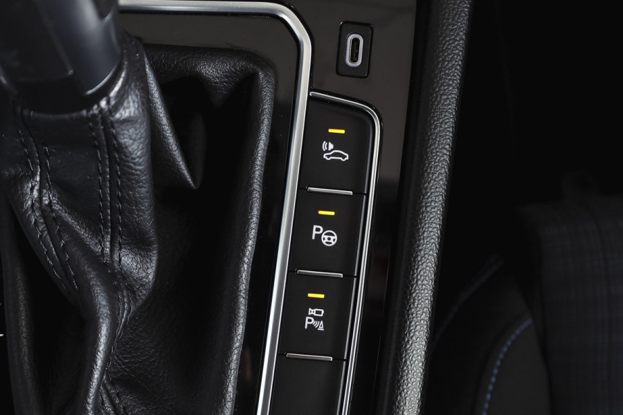 Volkswagen Passat Variant 1.4 TSI PHEV GTE Business Automaat | S/K-Panodak | Adapt. Cruise | Stoel-+Stuurverw. | PDC | 360 Camera | NAV + App. Connect | ECC | Elek. Trekhaak | Elek. Klep | LM 17" |