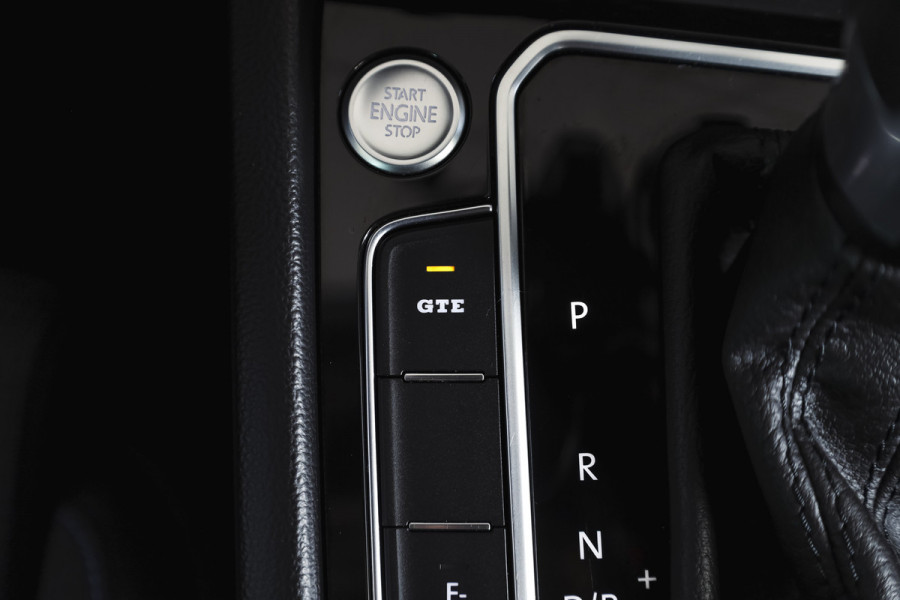 Volkswagen Passat Variant 1.4 TSI PHEV GTE Business Automaat | S/K-Panodak | Adapt. Cruise | Stoel-+Stuurverw. | PDC | 360 Camera | NAV + App. Connect | ECC | Elek. Trekhaak | Elek. Klep | LM 17" |