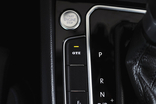 Volkswagen Passat Variant 1.4 TSI PHEV GTE Business Automaat | S/K-Panodak | Adapt. Cruise | Stoel-+Stuurverw. | PDC | 360 Camera | NAV + App. Connect | ECC | Elek. Trekhaak | Elek. Klep | LM 17" |