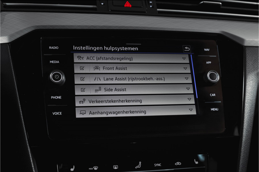 Volkswagen Passat Variant 1.4 TSI PHEV GTE Business Automaat | S/K-Panodak | Adapt. Cruise | Stoel-+Stuurverw. | PDC | 360 Camera | NAV + App. Connect | ECC | Elek. Trekhaak | Elek. Klep | LM 17" |