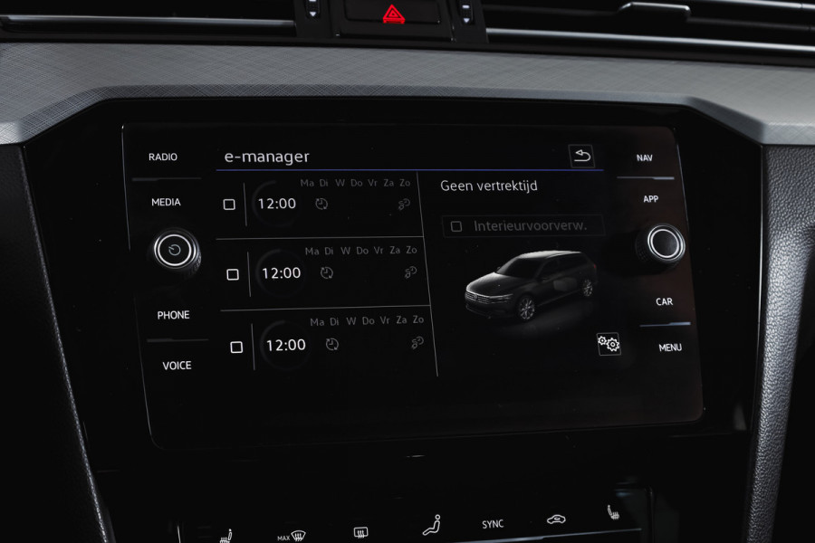 Volkswagen Passat Variant 1.4 TSI PHEV GTE Business Automaat | S/K-Panodak | Adapt. Cruise | Stoel-+Stuurverw. | PDC | 360 Camera | NAV + App. Connect | ECC | Elek. Trekhaak | Elek. Klep | LM 17" |