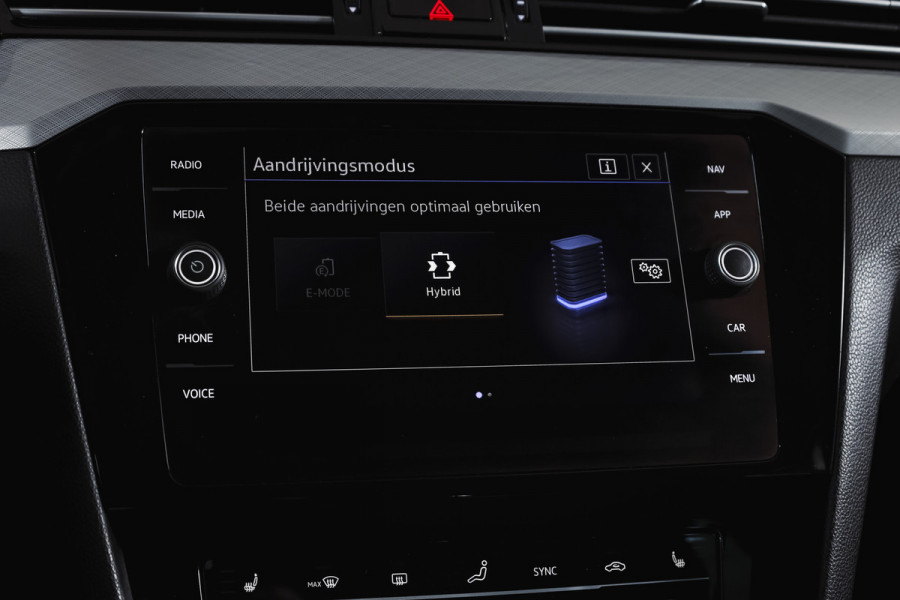 Volkswagen Passat Variant 1.4 TSI PHEV GTE Business Automaat | S/K-Panodak | Adapt. Cruise | Stoel-+Stuurverw. | PDC | 360 Camera | NAV + App. Connect | ECC | Elek. Trekhaak | Elek. Klep | LM 17" |