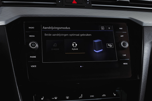 Volkswagen Passat Variant 1.4 TSI PHEV GTE Business Automaat | S/K-Panodak | Adapt. Cruise | Stoel-+Stuurverw. | PDC | 360 Camera | NAV + App. Connect | ECC | Elek. Trekhaak | Elek. Klep | LM 17" |