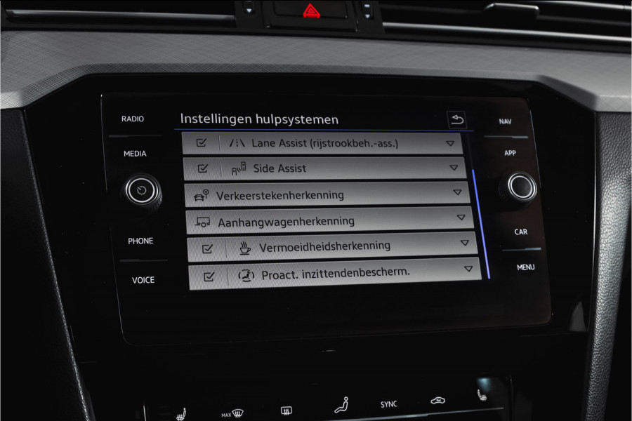 Volkswagen Passat Variant 1.4 TSI PHEV GTE Business Automaat | S/K-Panodak | Adapt. Cruise | Stoel-+Stuurverw. | PDC | 360 Camera | NAV + App. Connect | ECC | Elek. Trekhaak | Elek. Klep | LM 17" |