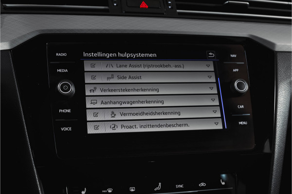 Volkswagen Passat Variant 1.4 TSI PHEV GTE Business Automaat | S/K-Panodak | Adapt. Cruise | Stoel-+Stuurverw. | PDC | 360 Camera | NAV + App. Connect | ECC | Elek. Trekhaak | Elek. Klep | LM 17" |