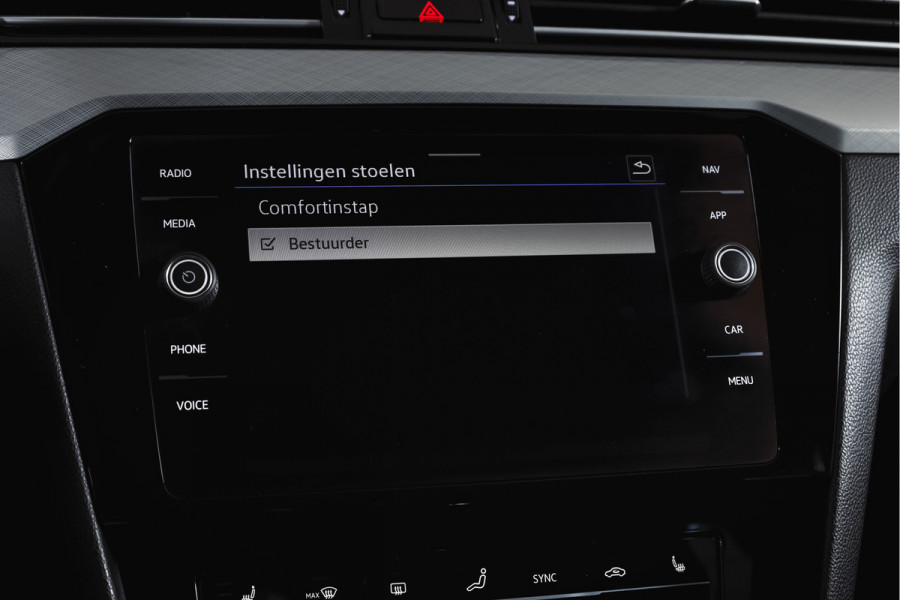 Volkswagen Passat Variant 1.4 TSI PHEV GTE Business Automaat | S/K-Panodak | Adapt. Cruise | Stoel-+Stuurverw. | PDC | 360 Camera | NAV + App. Connect | ECC | Elek. Trekhaak | Elek. Klep | LM 17" |